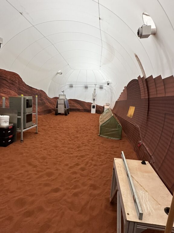 El interior del "hábitat" creado por la NASA para simular la vida en una misión en Marte.