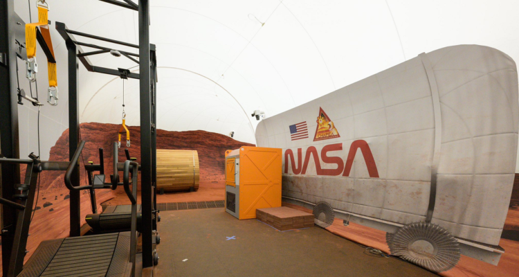 El interior del “hábitat” creado por la NASA para simular la vida en una misión en Marte.