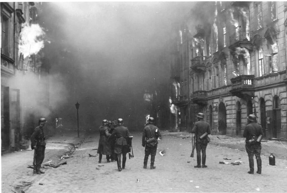 Nazis incendiando el gueto de Varsovia 