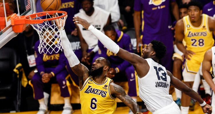 LeBron James lideró triunfazo de Lakers ante Grizzlies en los Playoffs de la NBA.