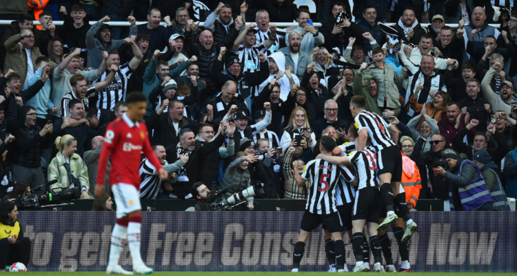 Newcastle supera a un complicado Manchester United.