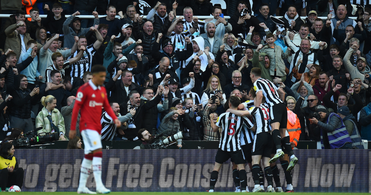 Newcastle supera a un complicado Manchester United.