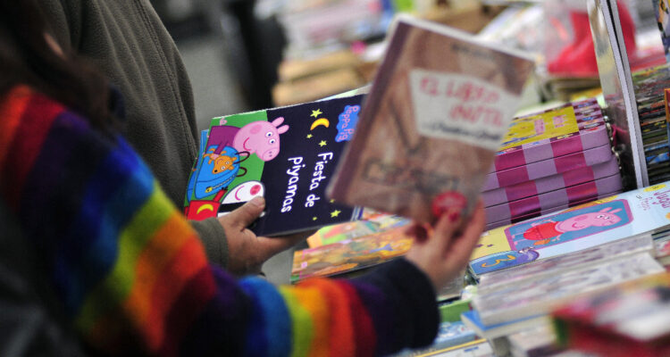 Niña seleccionando libro