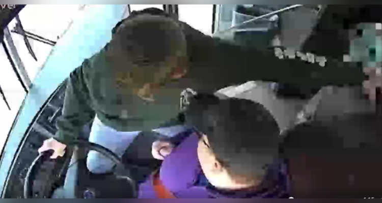 Captan cómo estudiante logró detener bus escolar y evitar accidente luego que conductora se desmayara