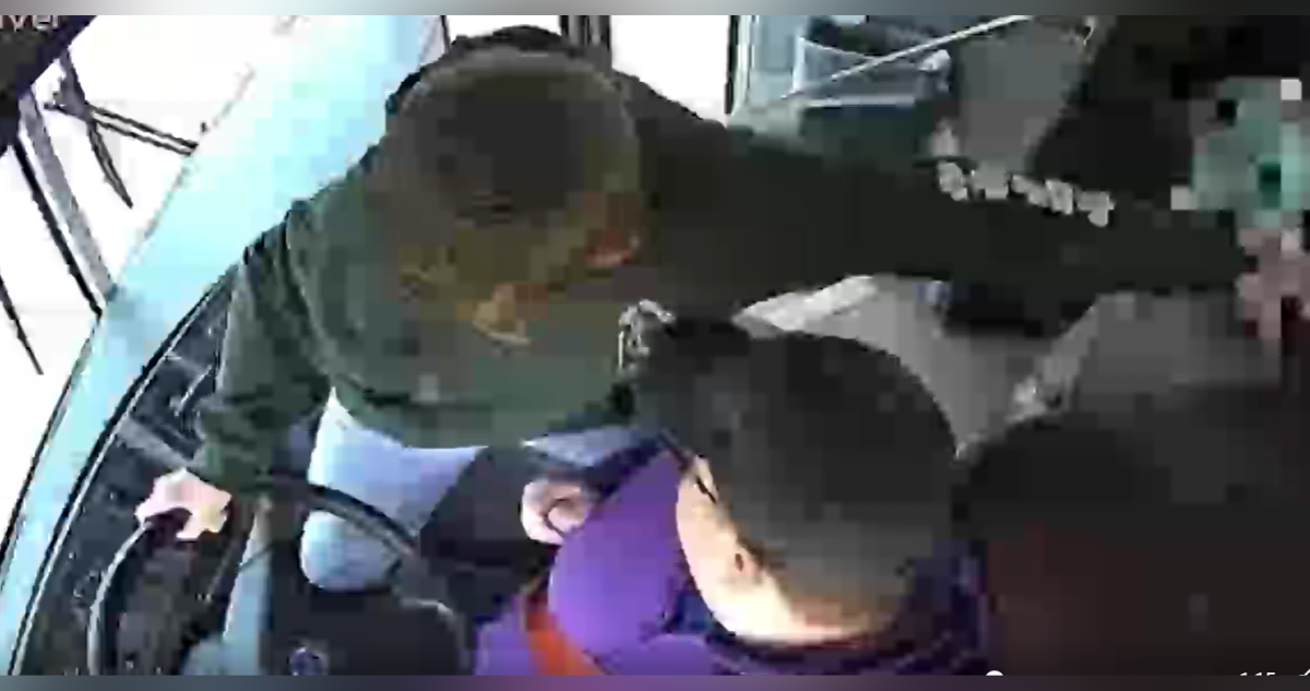 Captan cómo estudiante logró detener bus escolar y evitar accidente luego que conductora se desmayara