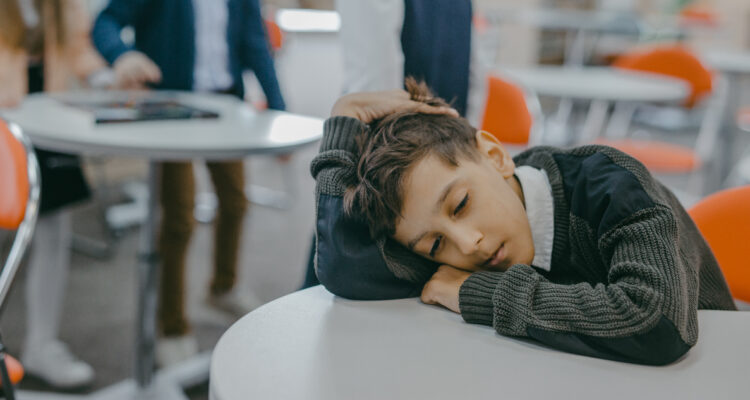 Un niño se muestra triste en lo que parece ser un colegio. Los menores con TEA suelen tener mayores probabilidades de sufrir depresión y ansiedad.