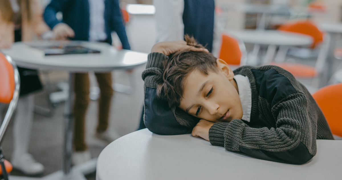 Un niño se muestra triste en lo que parece ser un colegio. Los menores con TEA suelen tener mayores probabilidades de sufrir depresión y ansiedad.