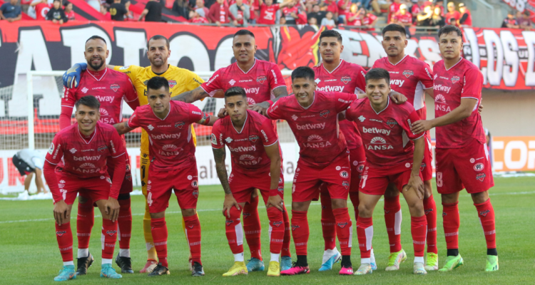 Paramédico de Ñublense es denunciado por empujar al árbitro del partido.