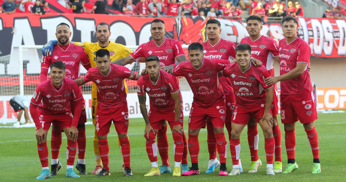 Paramédico de Ñublense es denunciado por empujar al árbitro del partido.