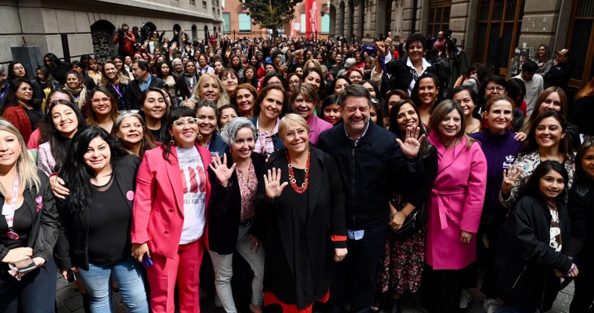 Expresidenta Bachelet y gobernador Orrego lideran cumbre de mujeres en la RM