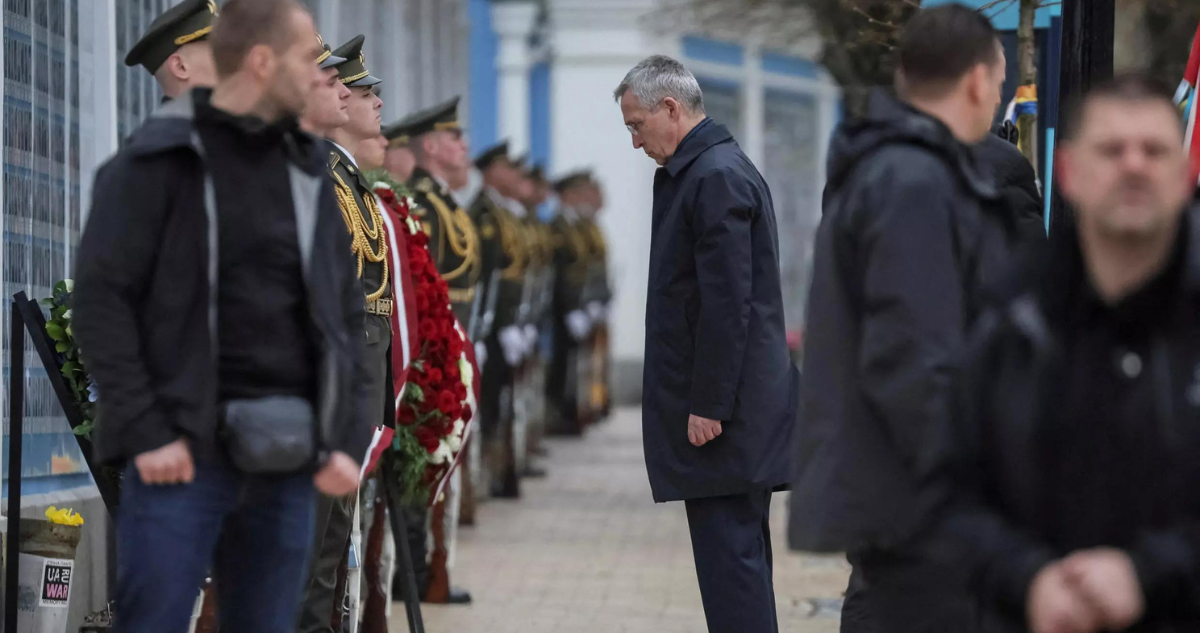 Jens Stoltenberg visita el Muro del Recuerdo para homenajear a los soldados ucranianos muertos