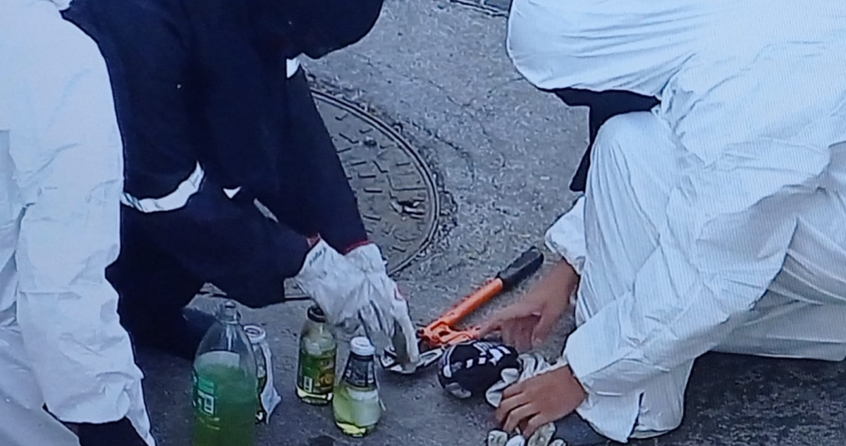Sujetos con overoles blancos protagonizan incidentes con bombas molotov afuera del Instituto Nacional