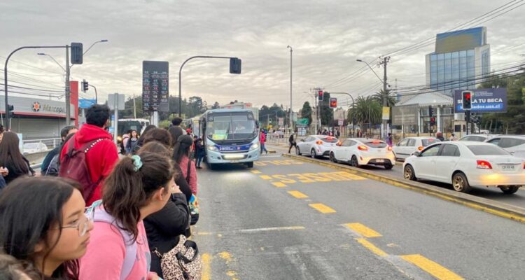 Estudiantes universitarios por falta de buses en Concepción
