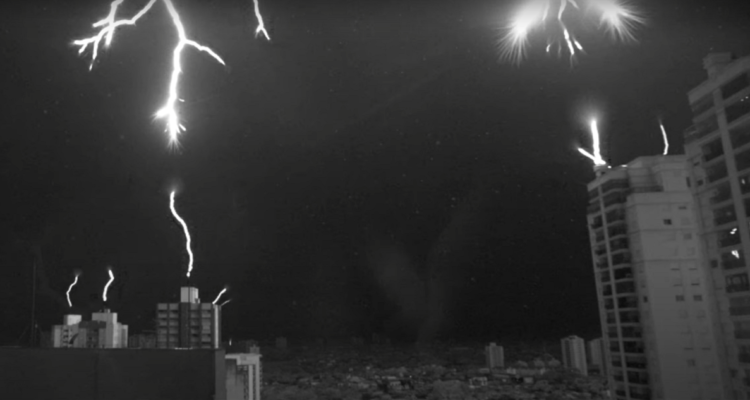 La imagen del rayo apareció en la portada de la edición de diciembre de la revista “Geophysical Research Letters”, junto con un artículo relacionado con la investigación.