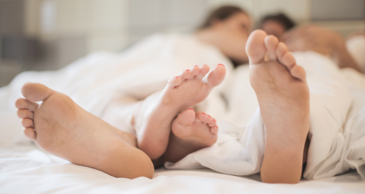 Pareja en la cama en referencia a la fórmula matemática creada para alcanzar el orgasmo masculino