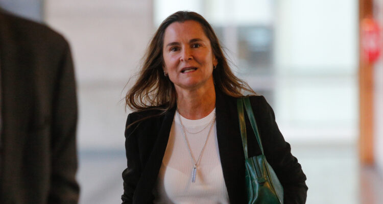 La periodista Paulina de Allende Salazar caminando. La periodista se refirió a su despido de Mega.