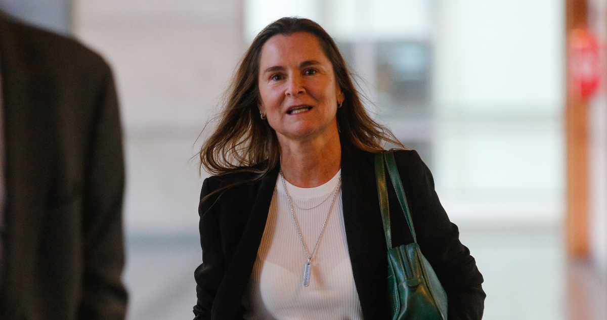 La periodista Paulina de Allende Salazar caminando. La periodista se refirió a su despido de Mega.