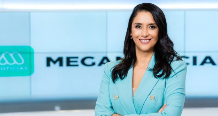 La periodista Maribel Retamal posa en el set de Meganoticias. La profesional inspiró al tema “Entre mis brazos” de Los Bunkers,