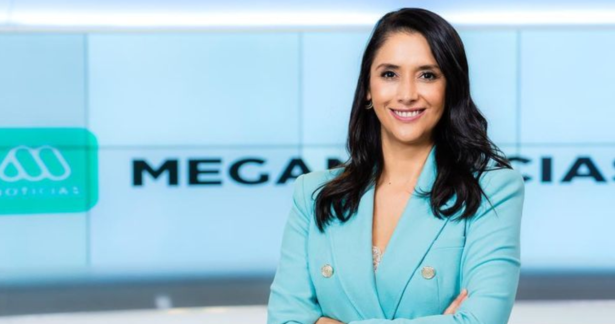 La periodista Maribel Retamal posa en el set de Meganoticias. La profesional inspiró al tema “Entre mis brazos” de Los Bunkers,
