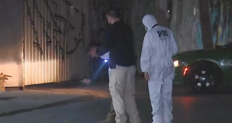 PDI realizando trabajos afuera del domicilio de la víctima, en Renca.