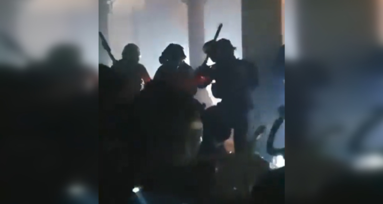 policía israelí en una mezquita