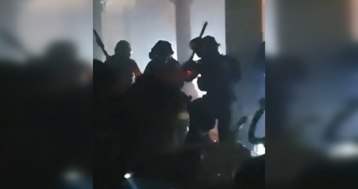 policía israelí en una mezquita