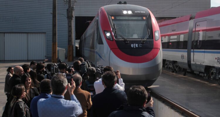 Ministerio de Transportes y Telecomunicaciones exhibió esta mañana dos de los seis nuevos trenes que llegarán