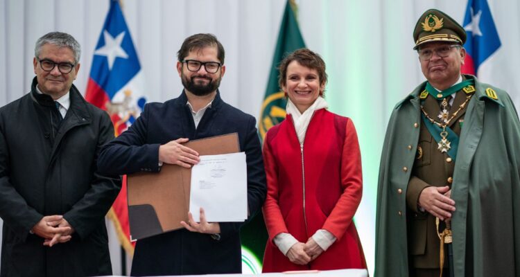 Durante la ceremonia del Día del Carabinero el presidente Gabriel Boric firmó el decreto que aumenta gratificaciones de riesgo en ciertas regiones.