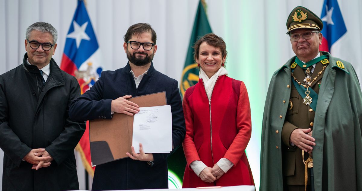 Durante la ceremonia del Día del Carabinero el presidente Gabriel Boric firmó el decreto que aumenta gratificaciones de riesgo en ciertas regiones.
