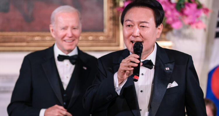 Presidente surcoreano le canta ‘American Pie’ a Biden en amistosa visita en la Casa Blanca