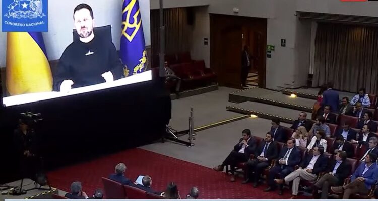 Presidente Zelenski pide a Chile apoyar arresto contra “dictador de Rusia” por deportación de niños