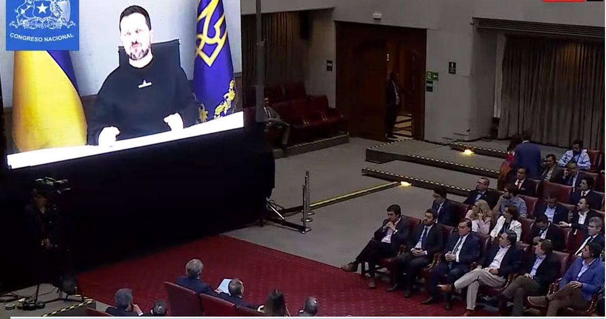 Presidente Zelenski pide a Chile apoyar arresto contra “dictador de Rusia” por deportación de niños