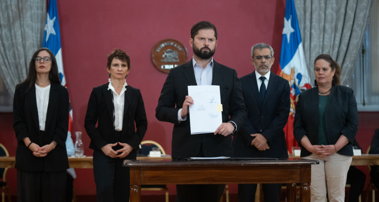Presidente de la República, Gabriel Boric, promulga Ley Naín-Retamal tras asesinato de carabinero