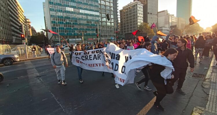 Protestan en Santiago para acusar fracaso del Gobierno en plan de emergencia habitacional