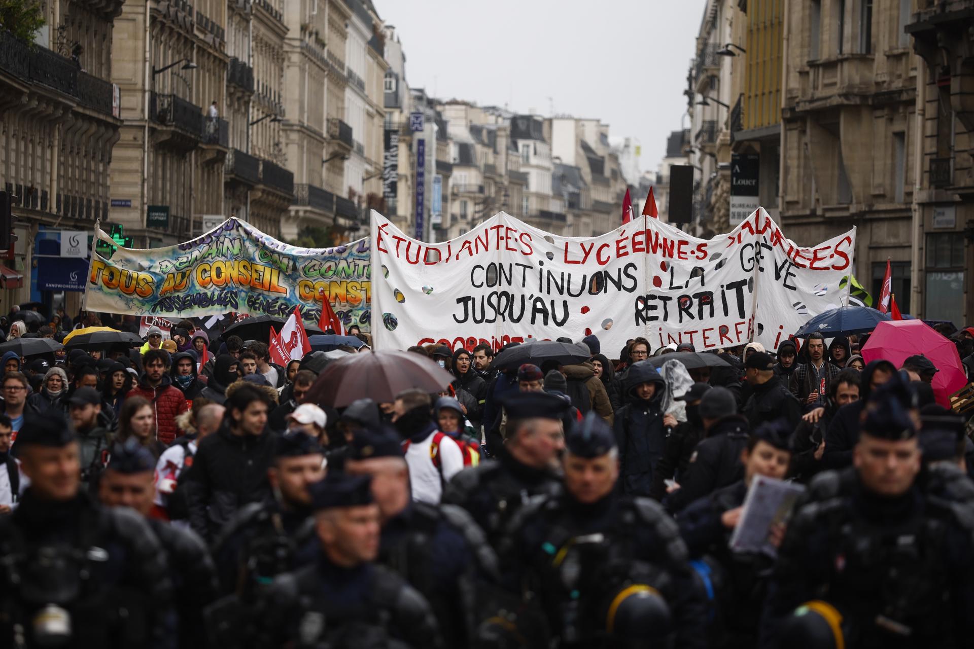 Cientos de personas se manifiestan contra la reforma de pensiones del gobierno francés en París