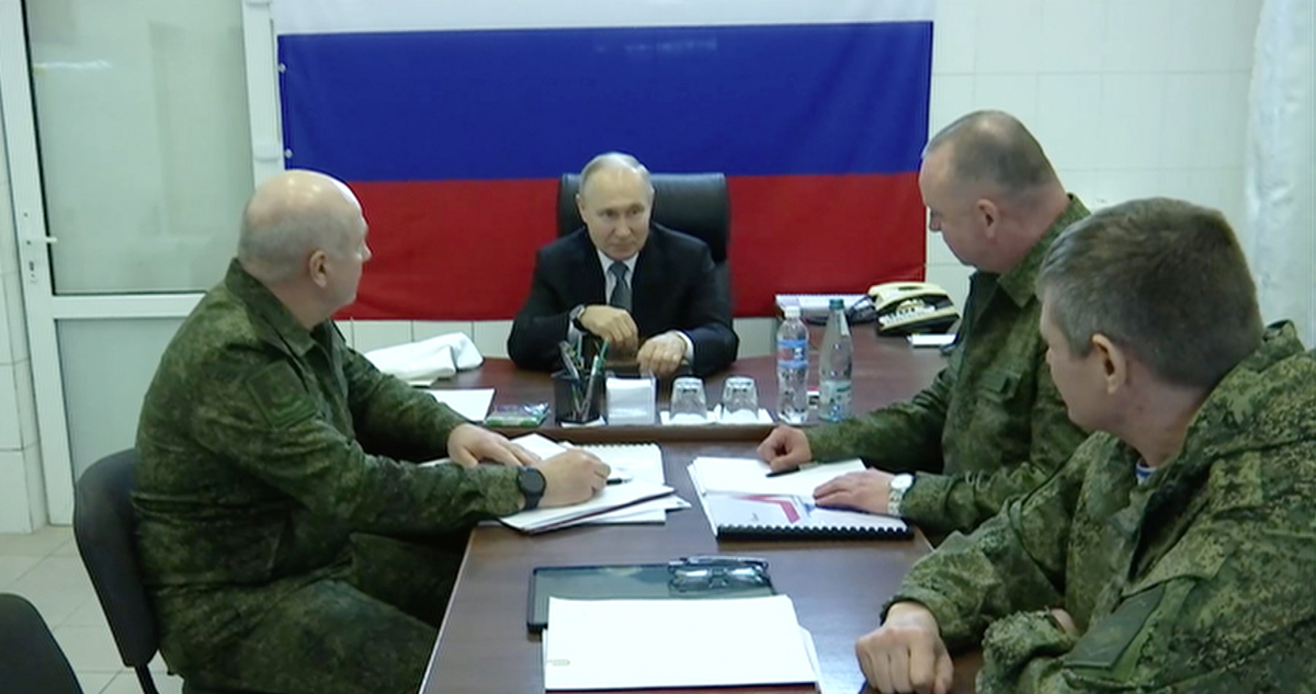 Putin visita cuarteles de las tropas rusas en los frentes de Jersón y Lugansk