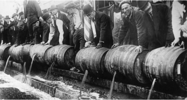 hombres vaciando barriles de alcohol en eeuu