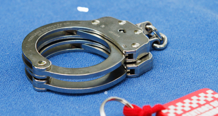 Imagen de contexto de unas esposas similares a las que fueron utilizadas para secuestrar a un hombre en Quillota.