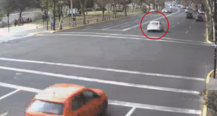 Rápidos y furiosos: cámara detecta a capitalinos circulando a 130 km/h por esquina de Providencia