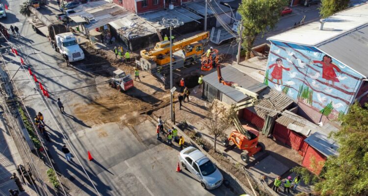 La Delegada Presidencial, Constanza Martínez; el Gobernador de la Región Metropolitana, Claudio Orrego y el alcalde Rodolfo Carter supervisan el avance de las obras de recuperación del barrio Los Quillayes