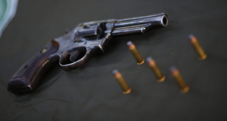 Delincuentes protagonizan millonario robo en casa de Lo Barnechea: se llevaron revólver de víctimas