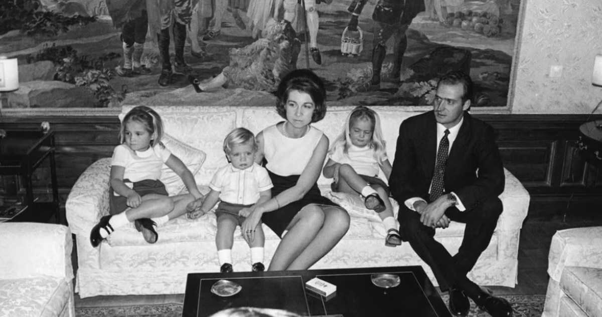 Juan Carlos I en 1969 junto a doña Sofía y sus hijos Elena, Felipe y Cristina 