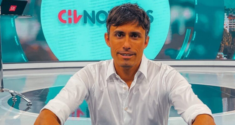 El periodista Roberto Coz en el set de CHV Noticias. El comunicador espera poder quedarse como panelista en el matinal Contigo en la Mañana.