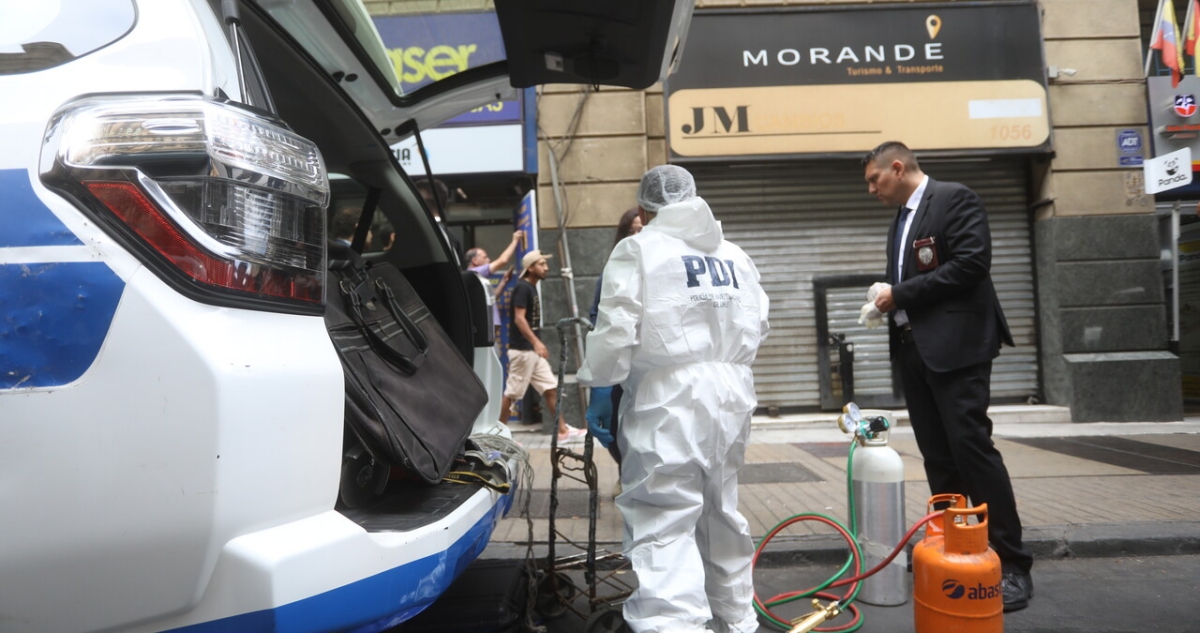 Delincuentes roban $460 millones con método del oxicorte en casa de cambio en Santiago