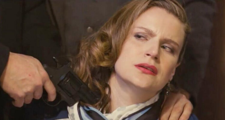 La actriz Alejandra Araya en los últimos momentos de su personaje en Hijos del Desierto.