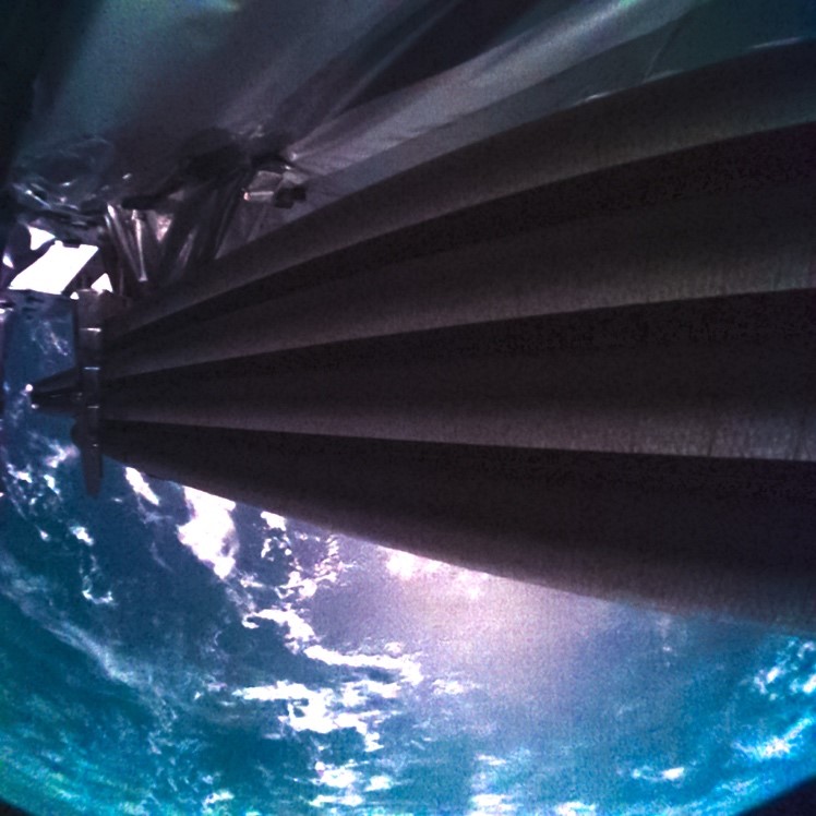 Una de las 'selfies' de Juice, abandonando la Tierra y con un vistazo a una de sus antenas. 