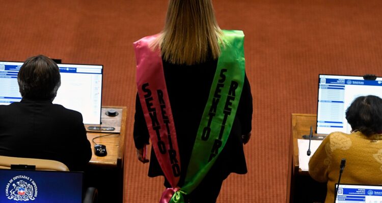 Pamela Jiles con una banda del sexto retiro , durante la sesión en la camara de diputados y diputadas en el congreso nacional de Valparaiso