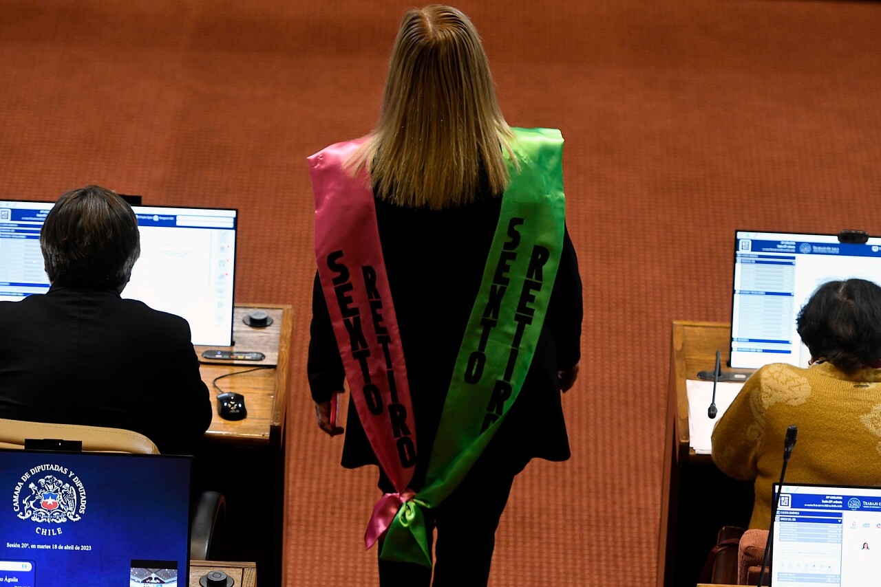 Pamela Jiles con una banda del sexto retiro , durante la sesión en la camara de diputados y diputadas en el congreso nacional de Valparaiso