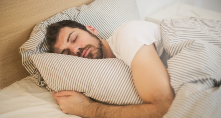 Hombre durmiendo una siesta en referencia a que estas pueden estar relacionadas con mayor riesgo de derrames cerebrales