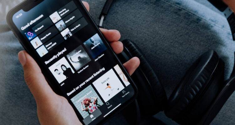 Imagen contextual de una persona escuchando música por Spotify.